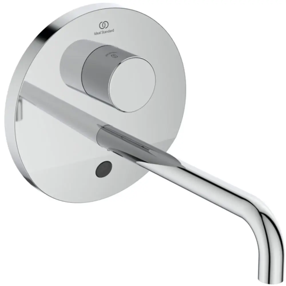 Wandmontierter Wasserhahn von Ideal Standard mit sensorischer Steuerung und chromfarbener Oberfläche. Der Auslauf hat eine ergonomische Form.